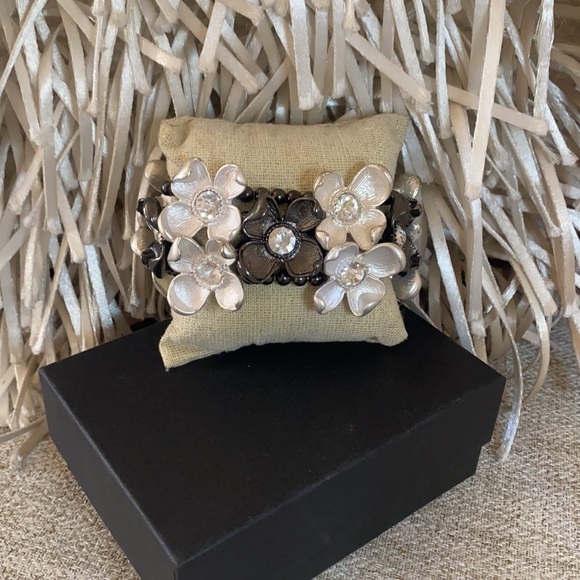 🪞 NEW crystal flower cuff bracelet in silver pewter - Picture 4 of 8